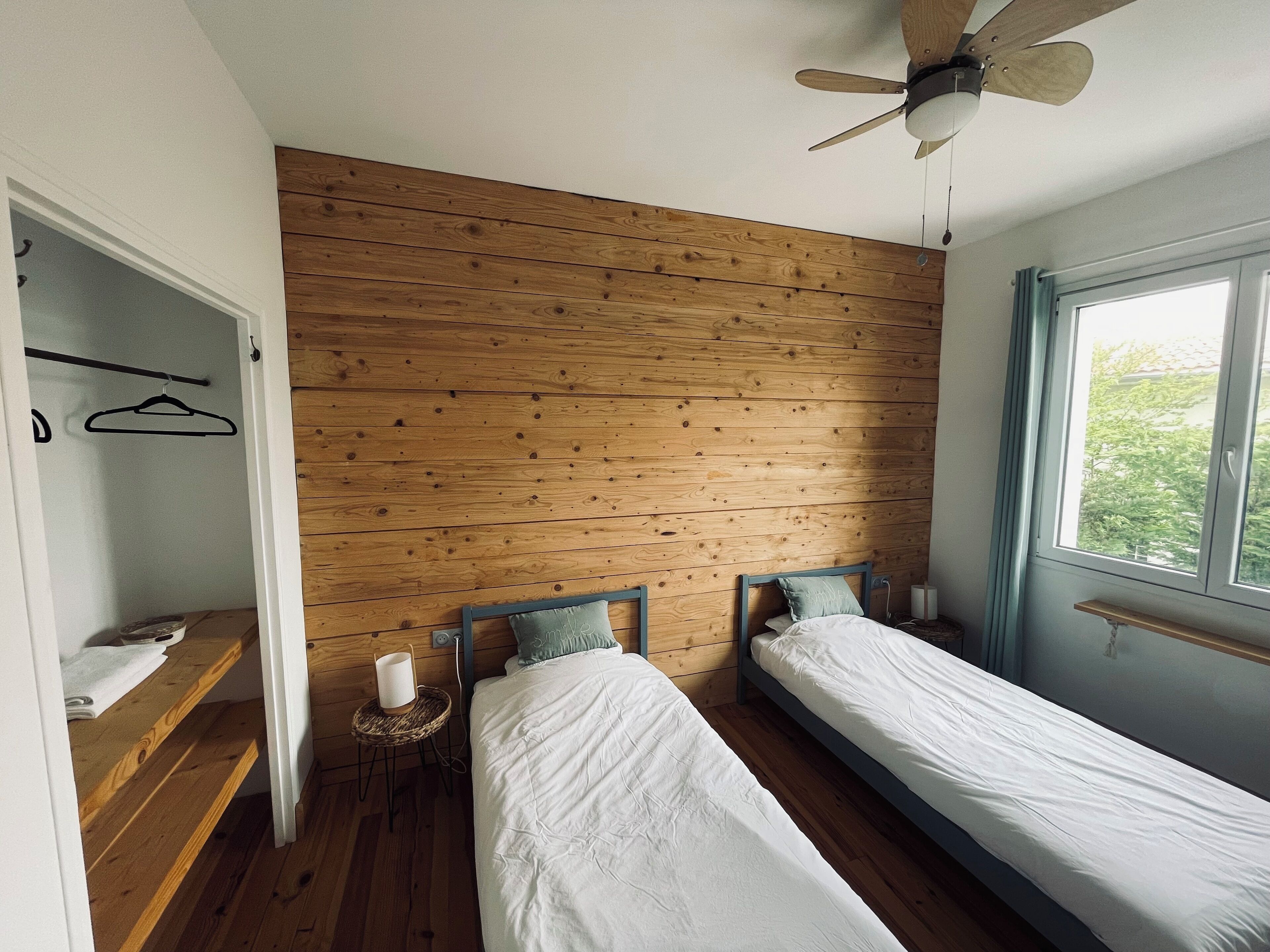 Tabla de planchar con plancha, wifi, ropa de cama