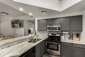 Fridge, microwave, oven, stovetop - Charming 2-bedroom condo with Heated Pool & fitness room, 1 King 1 Queen (Phoenix)