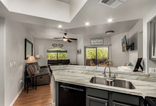 Interior - Charming 2-bedroom condo with Heated Pool & fitness room, 1 King 1 Queen (Phoenix)