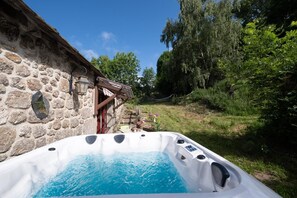 مغطس سبا خارجي