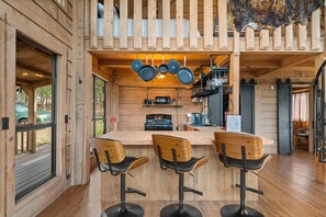 Fridge, microwave, oven, stovetop - New Hot Tub! Jude`s Peak on Big Piney Creak (London)