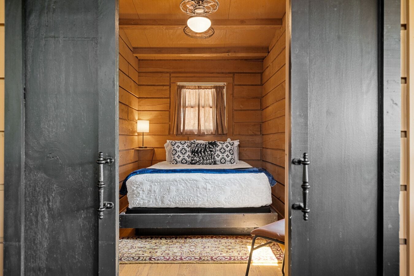 3 slaapkamers, een strijkplank/strijkijzer, gratis wifi, beddengoed