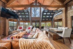 Smart TV, books - New Hot Tub! Jude`s Peak on Big Piney Creak (London)