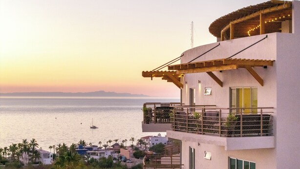 Un edificio costero con balcón con vista al mar.