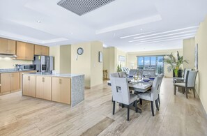 Dining - Stunning top-floor Condo with city and ocean views that take your breath away (La Paz)