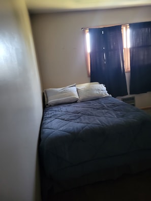 3 habitaciones, tabla de planchar con plancha, wifi y ropa de cama 