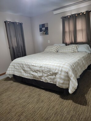 3 bedrooms, iron/ironing board, WiFi, bed sheets - Peaceful Nostalgic Farmhouse (Plankinton)