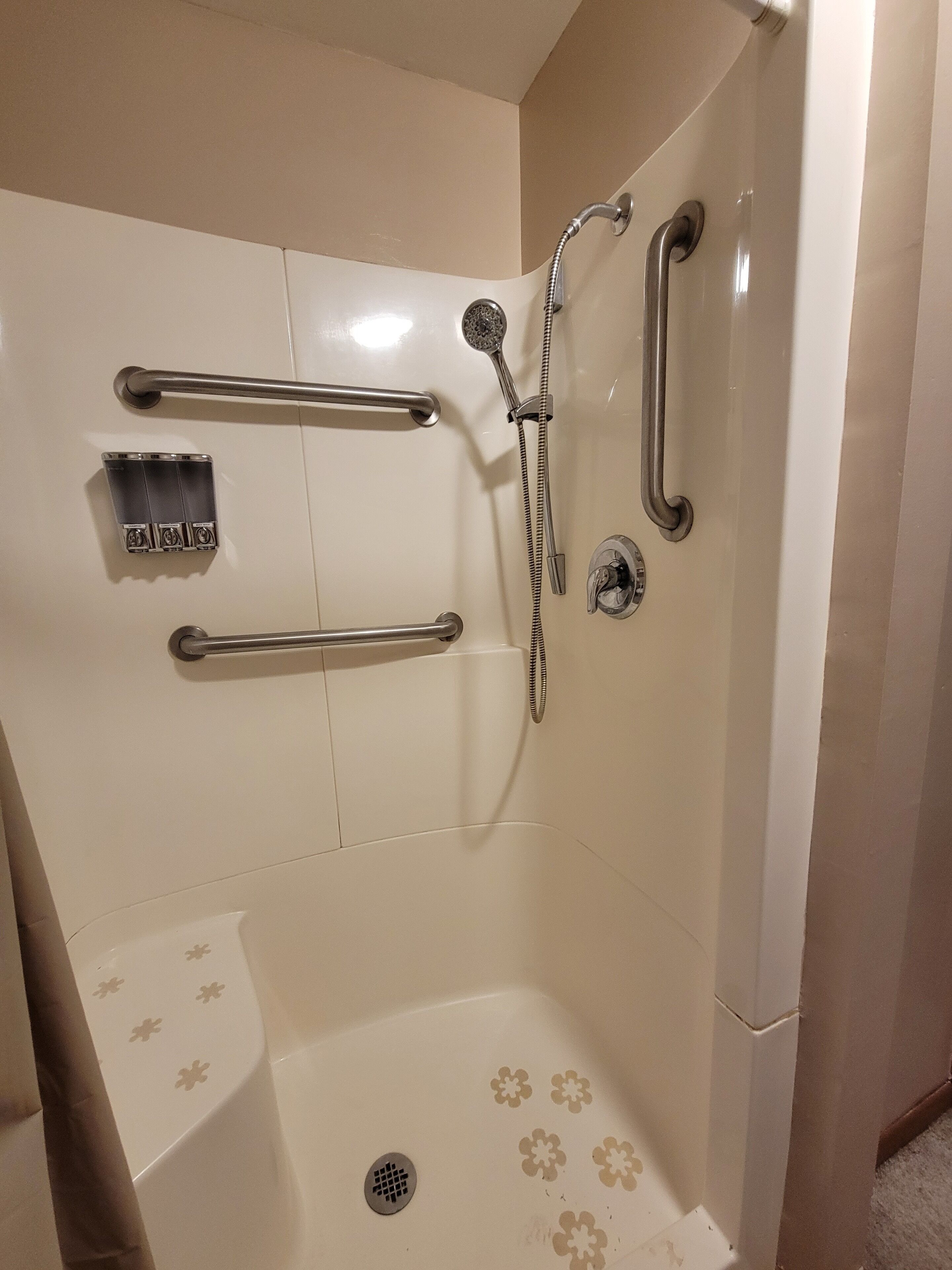 Douche, sèche-cheveux, serviettes fournies, savon