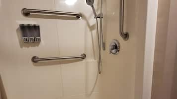 Douche, sèche-cheveux, serviettes fournies, savon