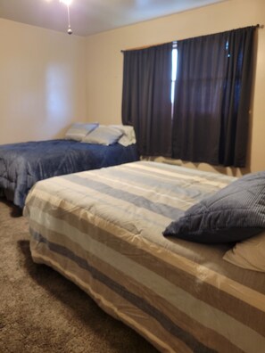 3 bedrooms, iron/ironing board, WiFi, bed sheets - Peaceful Nostalgic Farmhouse (Plankinton)