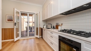 Fridge, microwave, oven, stovetop - Brightside Belle - St Kilda East (Saint Kilda East)