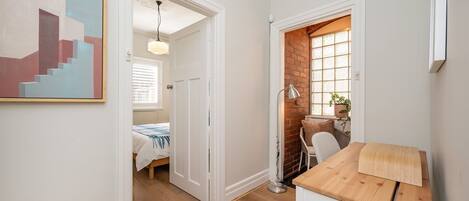 3 chambres, bureau, fer et planche à repasser, lit parapluie