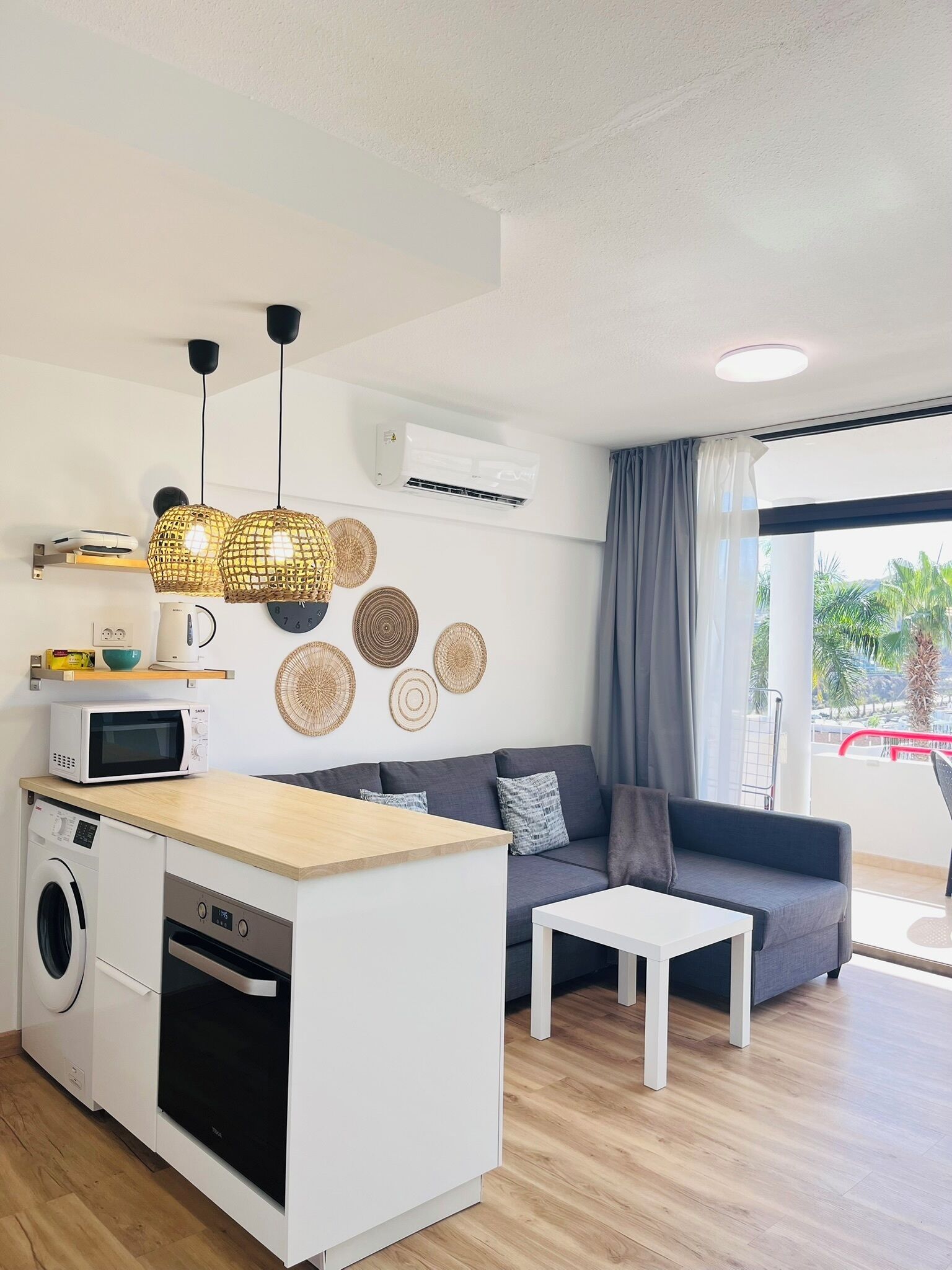 Apartment, 1 Bedroom, Smoking, Balcony | Living room