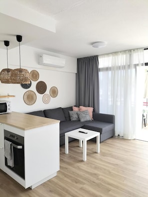 Apartment, 1 Bedroom, Smoking, Balcony | Living room