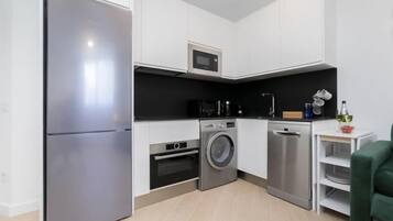 Een koelkast, een magnetron, een oven, een vaatwasser