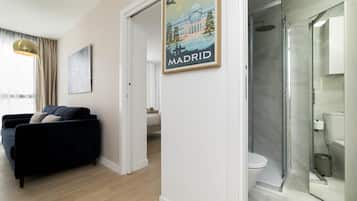 Ducha, secador de pelo y toallas