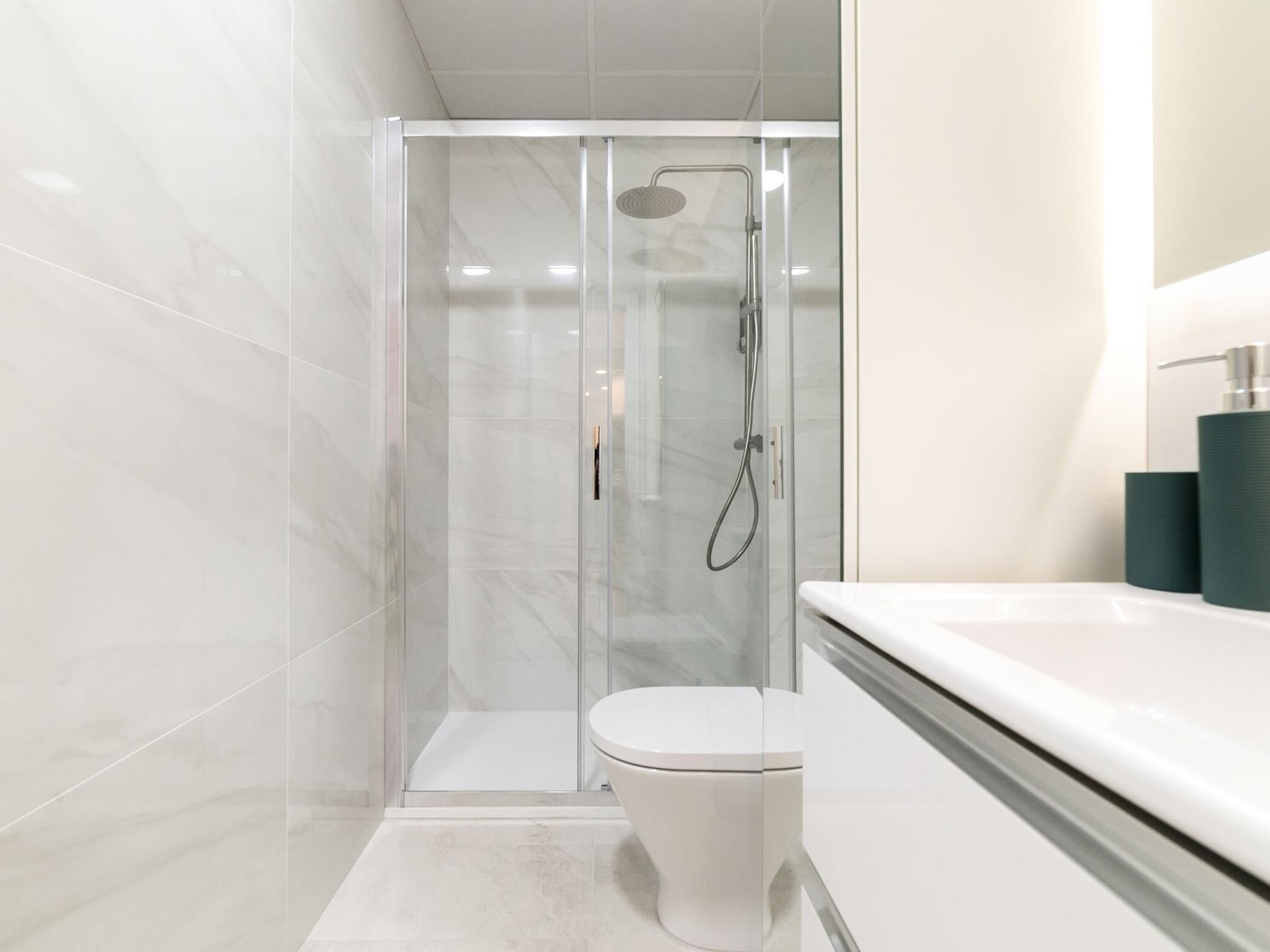 Een douche, een haardroger, handdoeken