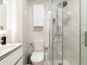 Ducha, secador de pelo y toallas