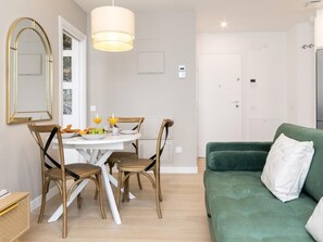 Living area - Aurora Stays by Charming VIII, Apartment for 4 with free parking (Madrid)