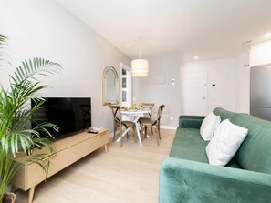 Living area - Aurora Stays by Charming VIII, Apartment for 4 with free parking (Madrid)