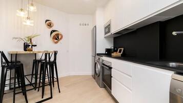 Een koelkast, een magnetron, een oven, een vaatwasser