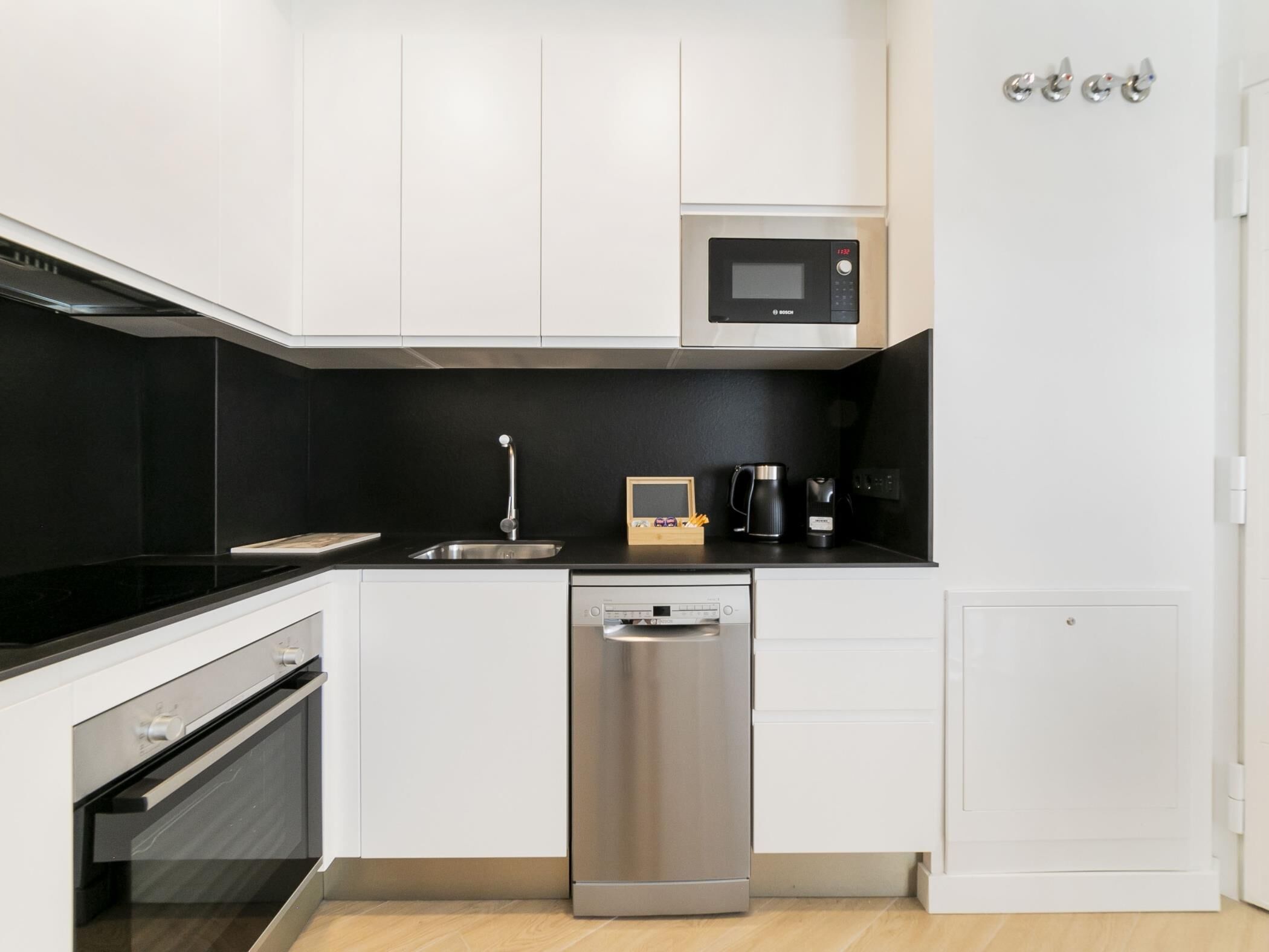 Een koelkast, een microgolfoven, een oven, een vaatwasser