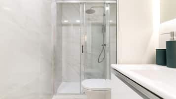 Ducha, secador de pelo y toallas