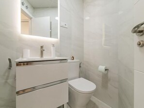 Een douche, een haardroger, handdoeken