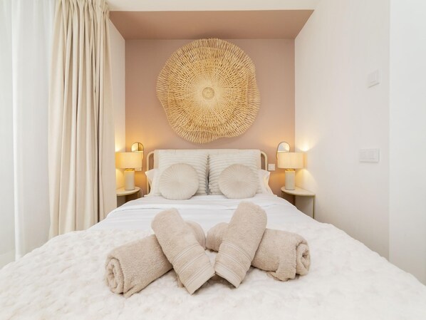 1 bedroom, iron/ironing board, WiFi, bed sheets - Aurora Stays by Charming XIII, Apartment for 2 with free parking (Madrid)