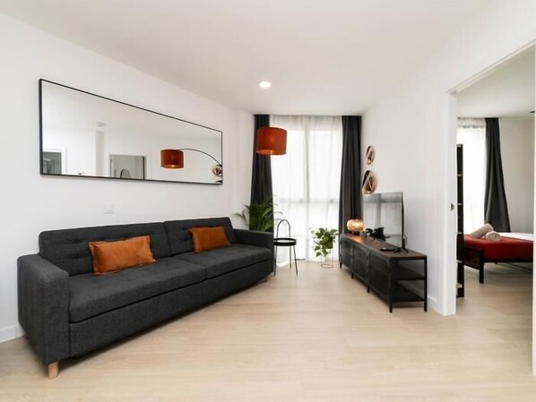 TV - Aurora Stays by Charming XIV, Apartment for 4 with free parking (Madrid)