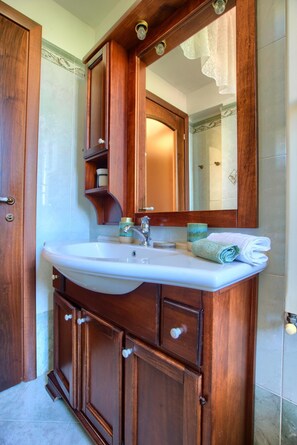 Hair dryer, towels - Bike front with space for cars and bicycles (IMPERIA)