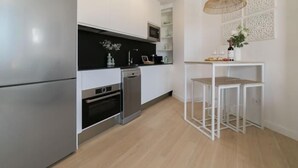 Wasserkocher mit Kaffee-/Teezubehör, Kühlschrank, Mikrowelle, Ofen