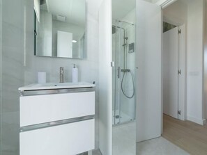 Shower, hair dryer, towels