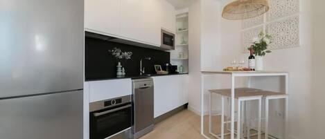 Réfrigérateur, micro-ondes, four, lave-vaisselle