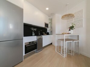 Een koelkast, een microgolfoven, een oven, een vaatwasser