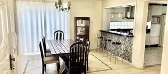 HOUSE/21 PEOPLE/POOL/AIR/4 SPACES/BABY/BILLIARDS