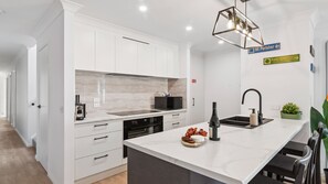 Micro-ondes, four, plaque de cuisson, lave-vaisselle