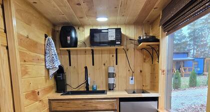 Pet friendly fenced yard, tiny home close to Fall Creek Falls