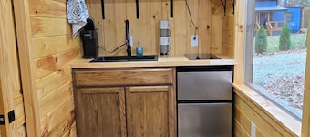Pet friendly fenced yard, tiny home close to Fall Creek Falls