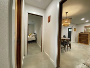 2 habitaciones, tabla de planchar con plancha, wifi y ropa de cama 
