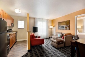 컴포트 스위트 | 책상, 노트북 작업 공간, 암막 커튼, 다리미/다리미판