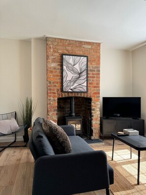 Smart TV, fireplace
