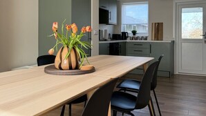 Una cocina moderna con comedor.