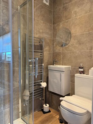 Towels - Stylish countryside 4bed cottage (Kingsey)