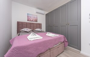 4 bedrooms, iron/ironing board, travel cot, free WiFi