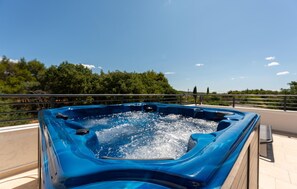 Bañera de hidromasaje al aire libre
