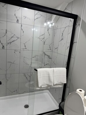Haartrockner, Handtücher, Seife, Shampoo