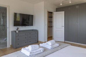 4 bedrooms, iron/ironing board, free WiFi, bed sheets