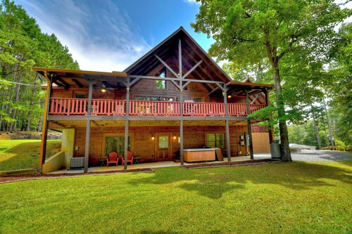 Ellijay Cardinal Cabin Retreat in River Resort + Full Amenities & Nature Access