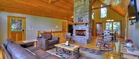 Una televisión, una chimenea, un futbolín